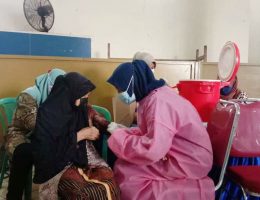 Vaksinasi Massal di Masjid At-Taqwa, PC Semampir, Surabaya Utara pada Sabtu (2/10).