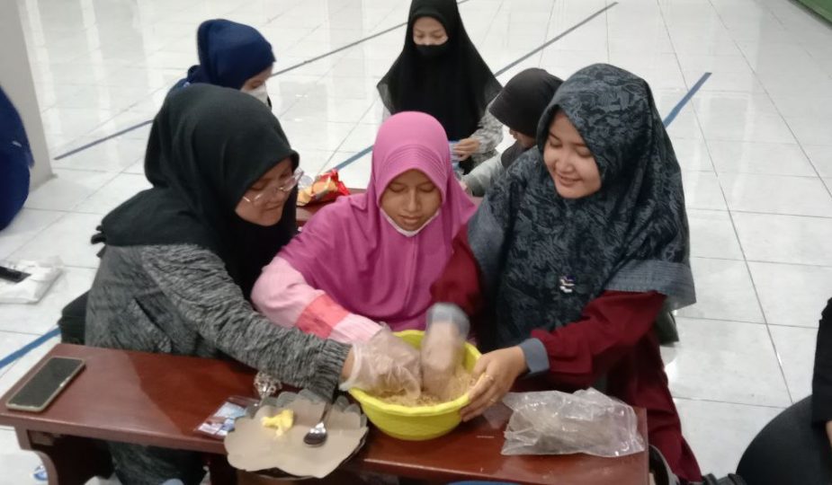 Acara Cooking Class dengan tema Masakan Cokelat Ala Keputrian (MACAN) yang diadakan oleh Remaja Putri PC LDII Semampir pada Minggu (7/8) di Masjid At-Taqwa.