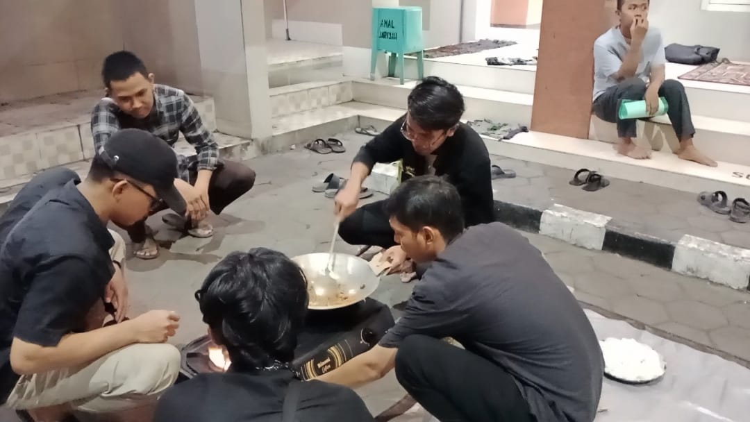 Acara Masak Ceria yang diadakan oleh Remaja Masjid LDII PC Semampir pada Rabu (317), di Halaman Masjid At-Taqwa, Surabaya.
