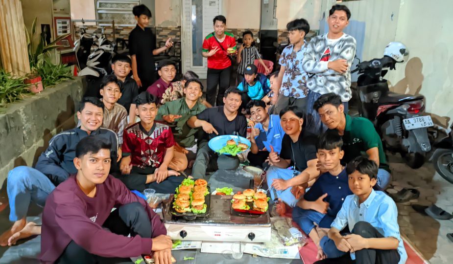 PAC LDII Kapasjaya Pererat Kekompakan Generus Melalui Lomba Menghias Burger