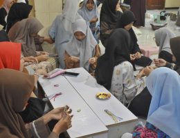 Remaja LDII Surabaya Generus Community mengikuti pengajian tematik di Masjid Al-Faried, Kedinding, Surabaya, pada Minggu (19/7).