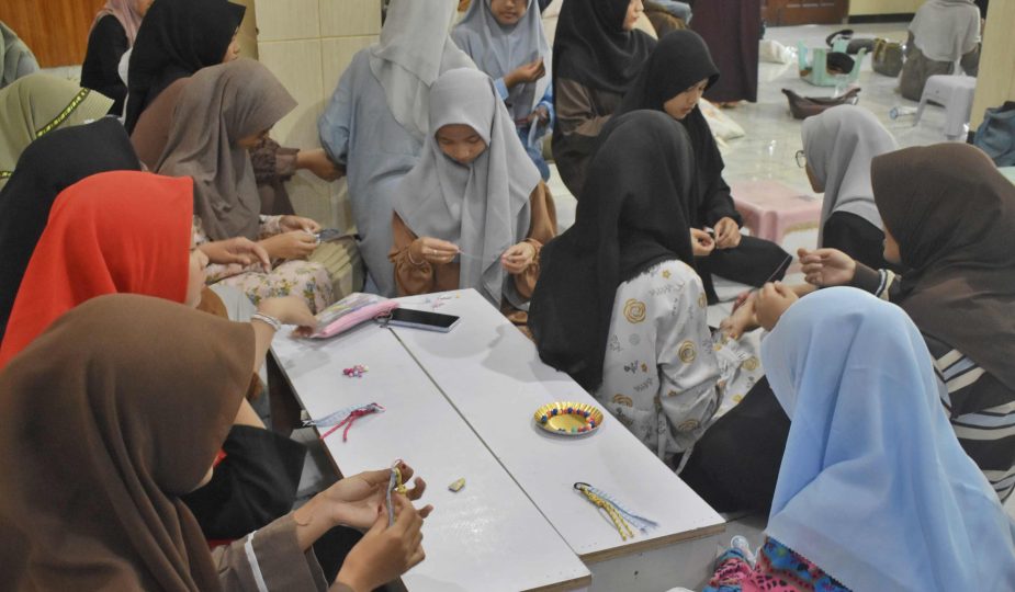 Remaja LDII Surabaya Generus Community mengikuti pengajian tematik di Masjid Al-Faried, Kedinding, Surabaya, pada Minggu (19/7).